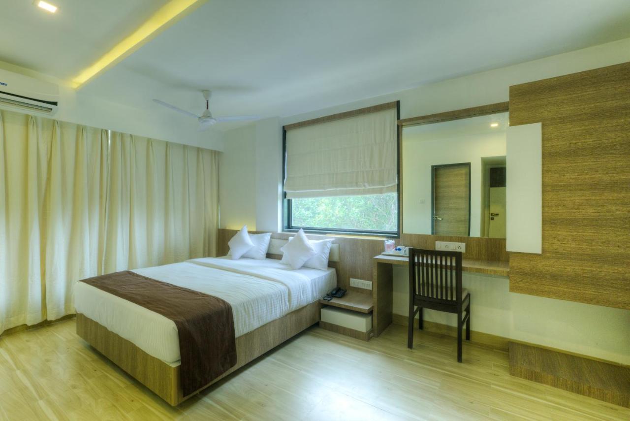 Crown Inn Panvel Eksteriør billede